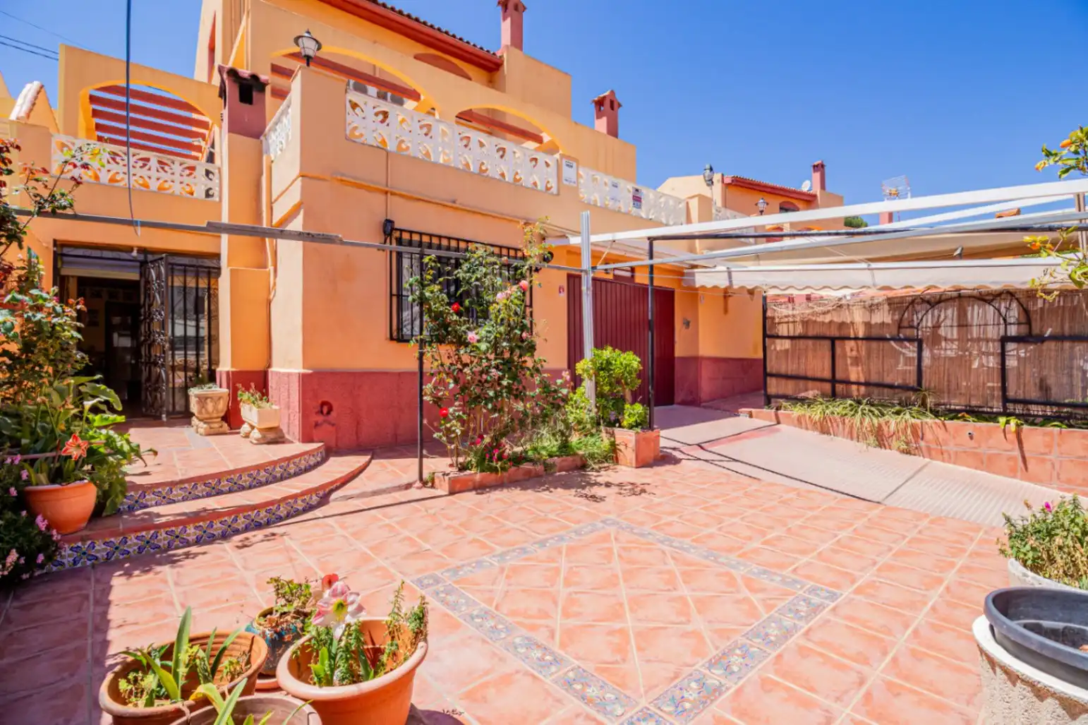 Vista exterior de Casa o chalet en venta en La Nucia con Aire acondicionado, Calefacción y Terraza