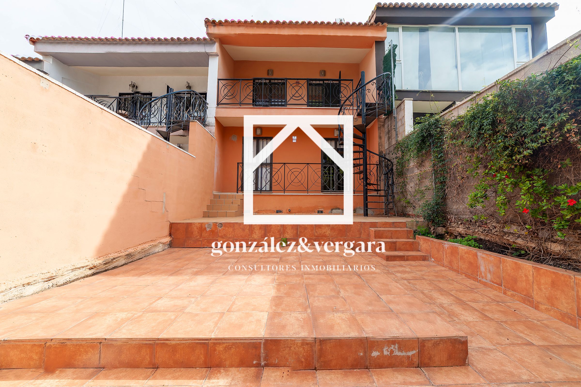 Vista exterior de Casa adosada en venda en Chiva amb Aire condicionat, Jardí privat i Terrassa