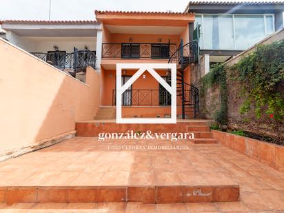 Vista exterior de Casa adosada en venda en Chiva amb Aire condicionat, Jardí privat i Terrassa