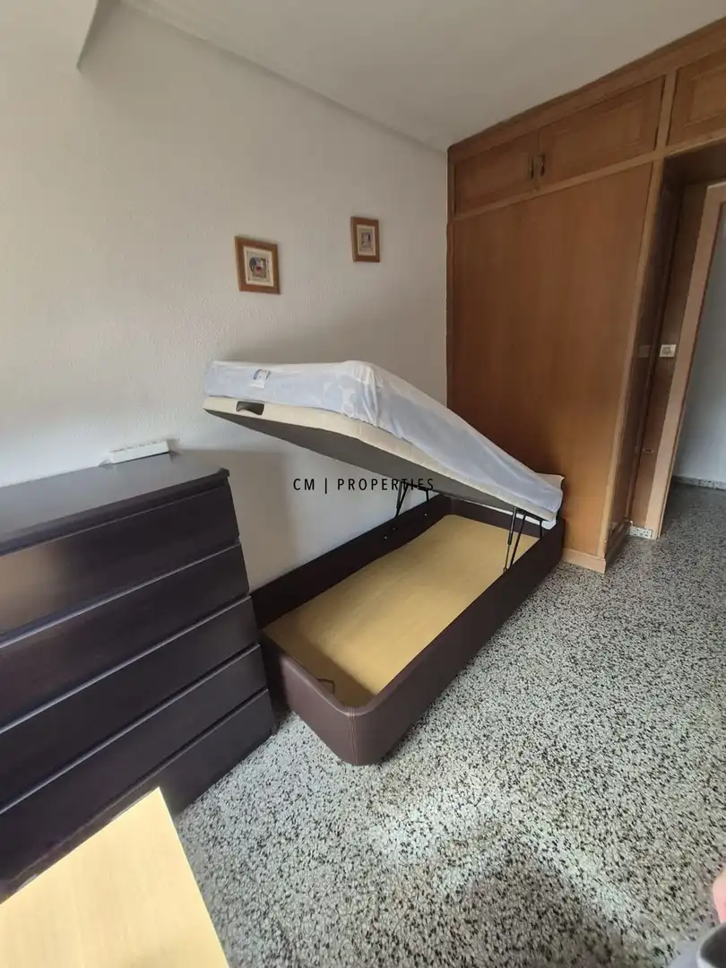 Dormitori de Pis de lloguer en Burjassot amb Aire condicionat, Terrassa i Moblat