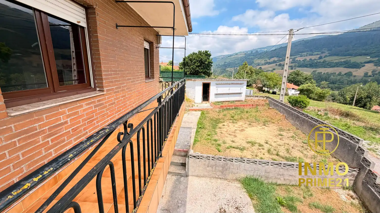 Vista exterior de Casa o chalet en venta en Corvera de Toranzo con Parquet y Balcón