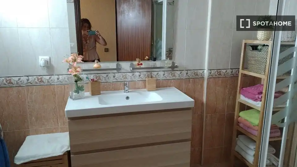 Bathroom of Flat for share in Sevilla  with Air Conditioner, Terrace and Furnished