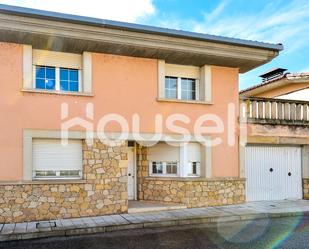 Vista exterior de Casa o xalet en venda en Soria Capital  amb Terrassa i Piscina