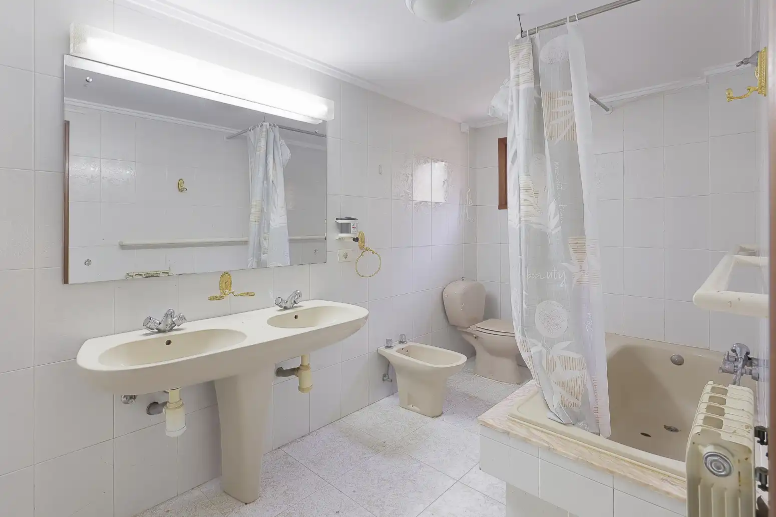 Bany de Casa o xalet en venda en Gijón  amb Calefacció, Parquet i Terrassa