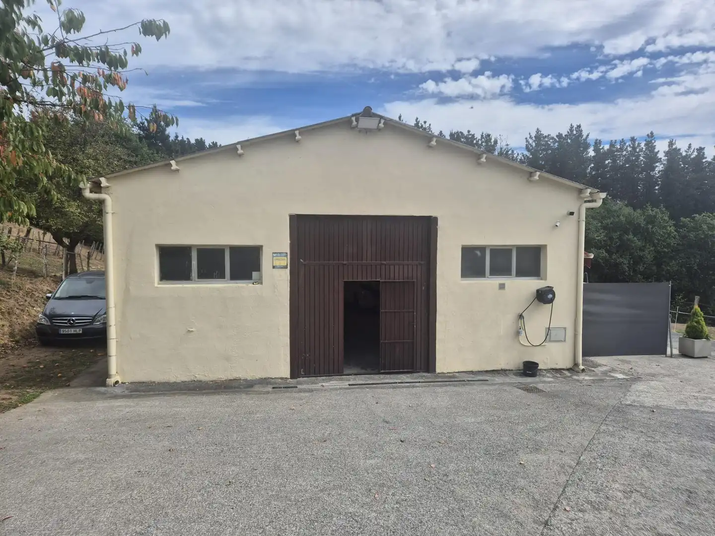 Vista exterior de Nave industrial en venta en Zalla 