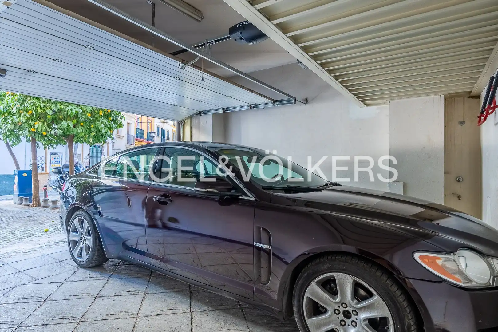 Parking of Houses for sale in Sevilla  with Air Conditioner, Heating and Storage room