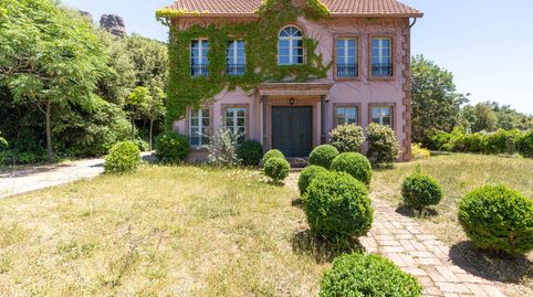 Casa en venta en Matadepera con 4 habitaciones, jardín y piscina, Barcelona, image 2