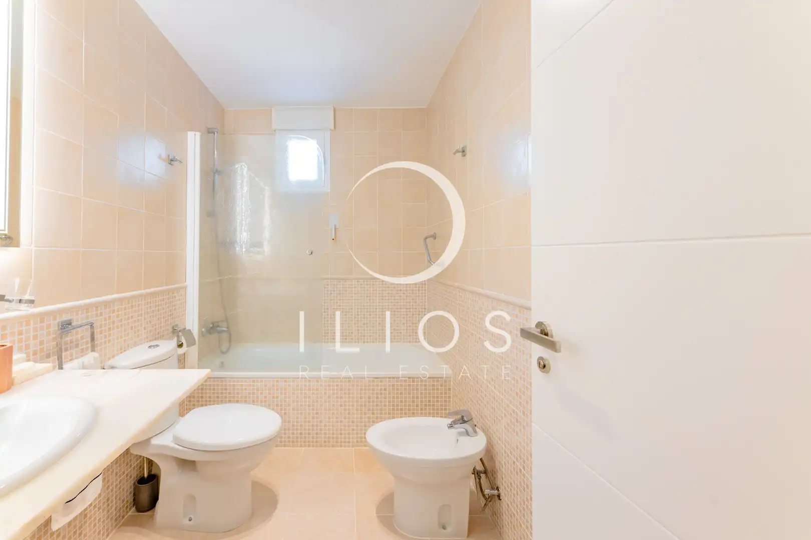 Badezimmer von Wohnung zum Verkauf in Chiva mit Klimaanlage, Parkett und Terrasse