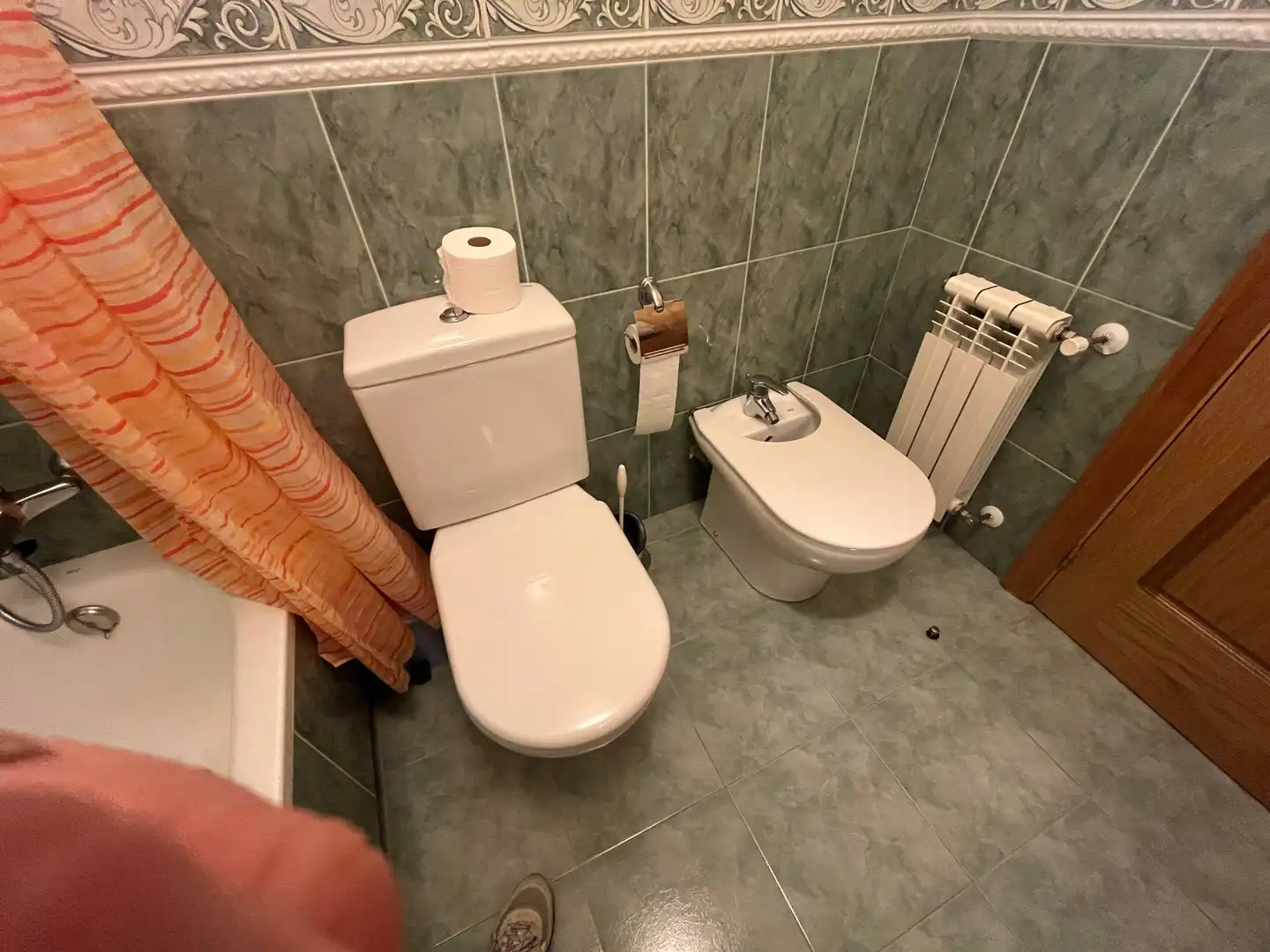 Baño de Piso de alquiler en Santiago de Compostela  con Calefacción, Trastero y Amueblado