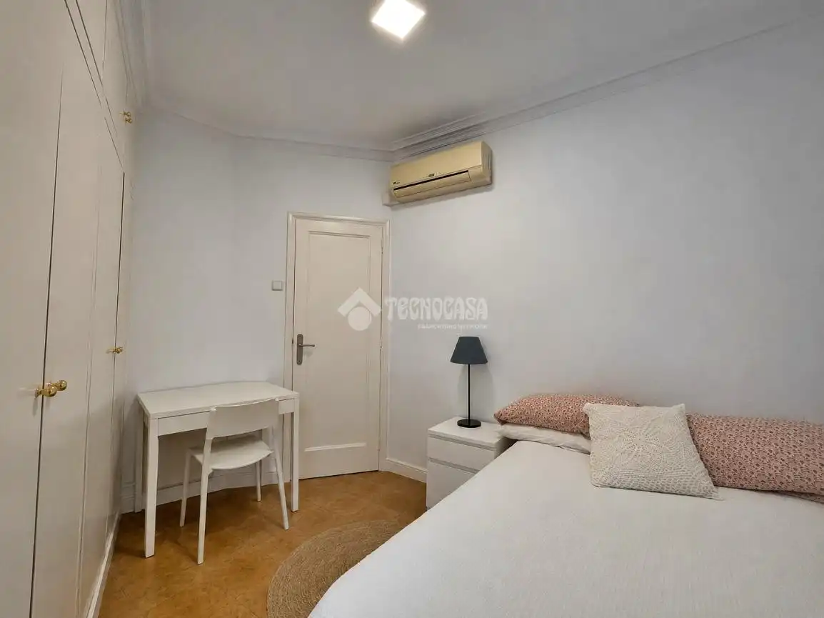Dormitori de Casa adosada en venda en Barcelona amb Aire condicionat, Calefacció i Terrassa