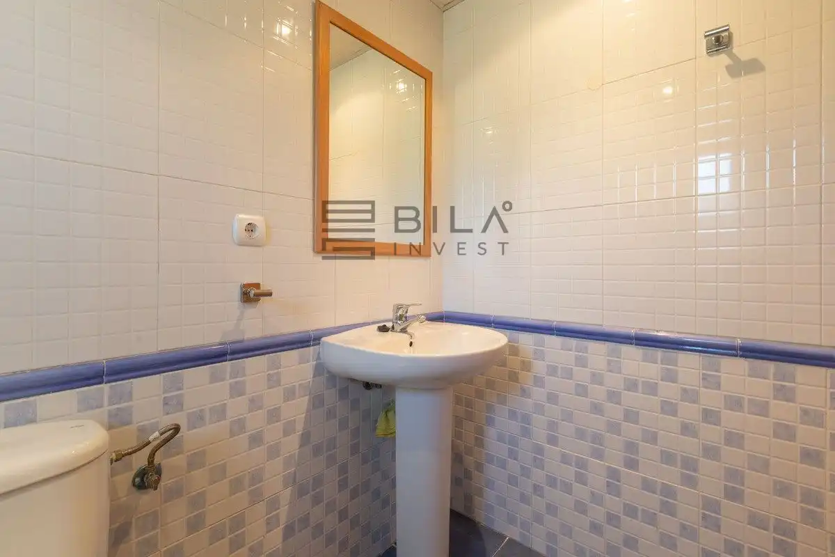 Bathroom of Flat for sale in Marbella  with Air Conditioner, Terrace and Swimming Pool