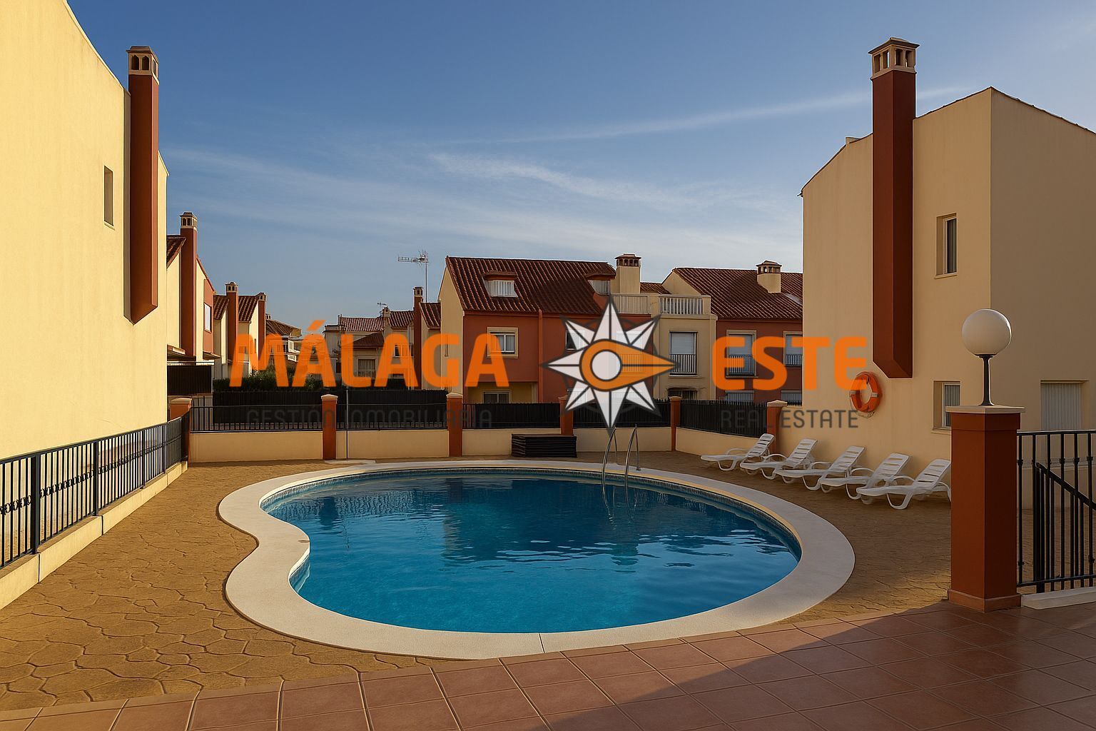 Piscina de Casa adosada en venda en Vélez-Málaga amb Aire condicionat, Jardí privat i Terrassa