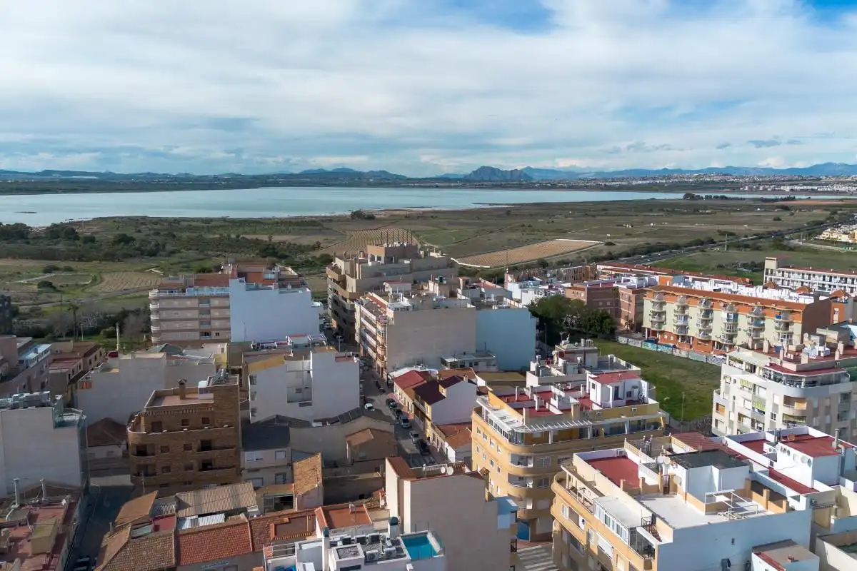Vista exterior de Planta baixa en venda en Torrevieja amb Aire condicionat, Calefacció i Terrassa