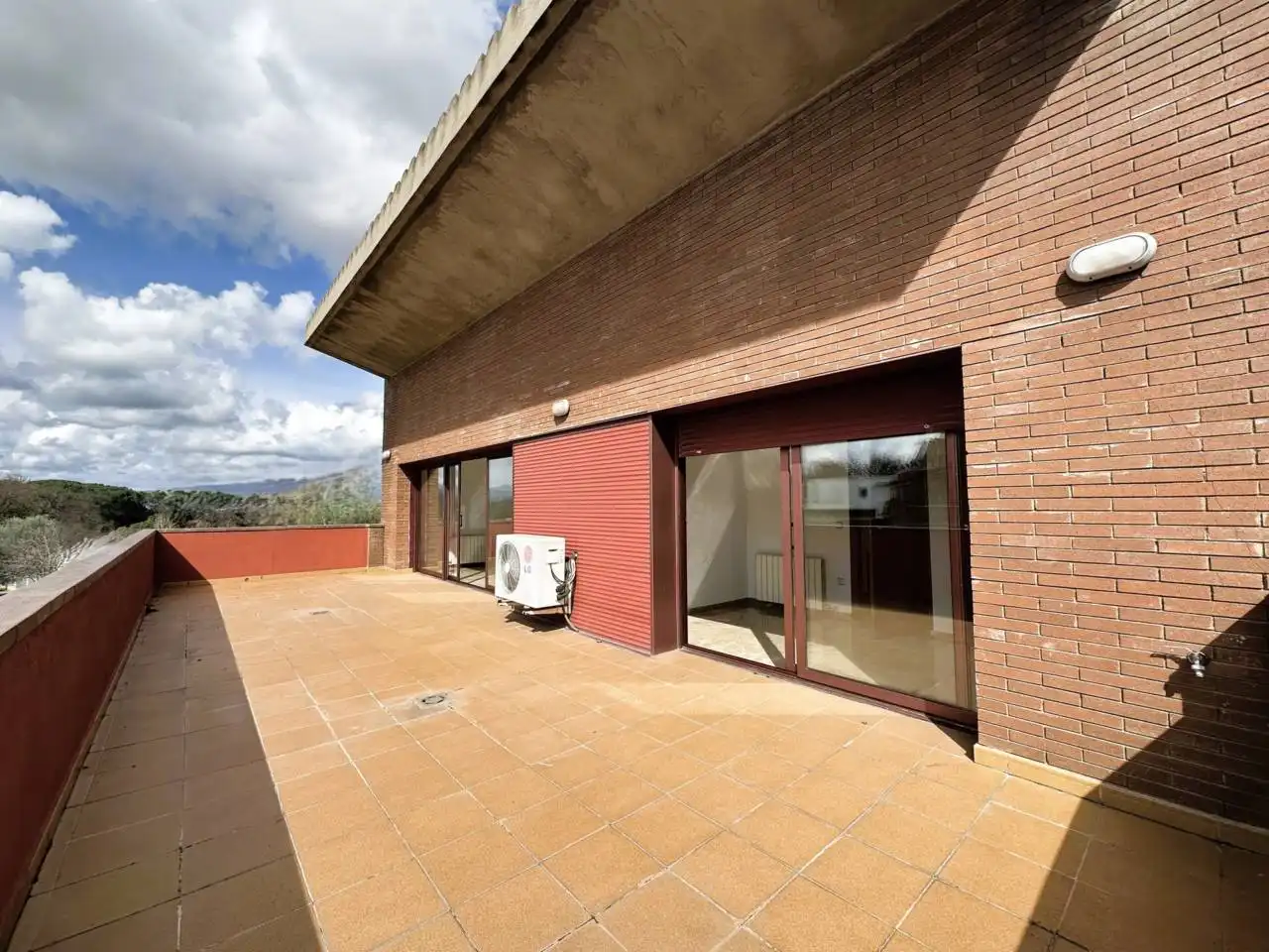Vista exterior de Casa o xalet en venda en Girona amb Aire condicionat, Calefacció i Jardí privat