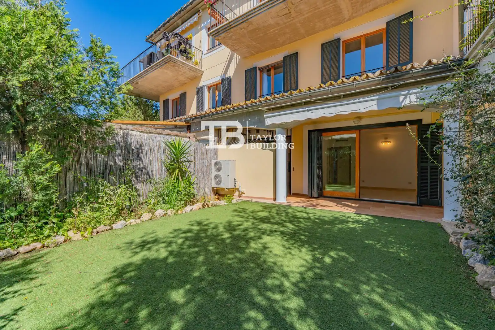 Außenansicht von Wohnung zum Verkauf in  Palma de Mallorca mit Klimaanlage, Heizung und Privatgarten