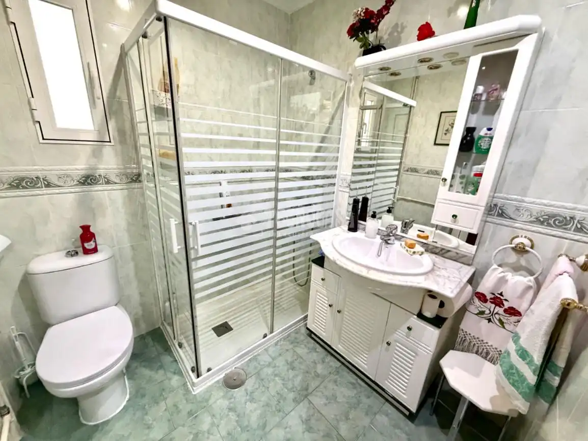 Bathroom of Flat for sale in Fuenlabrada  with Air Conditioner, Heating and Terrace