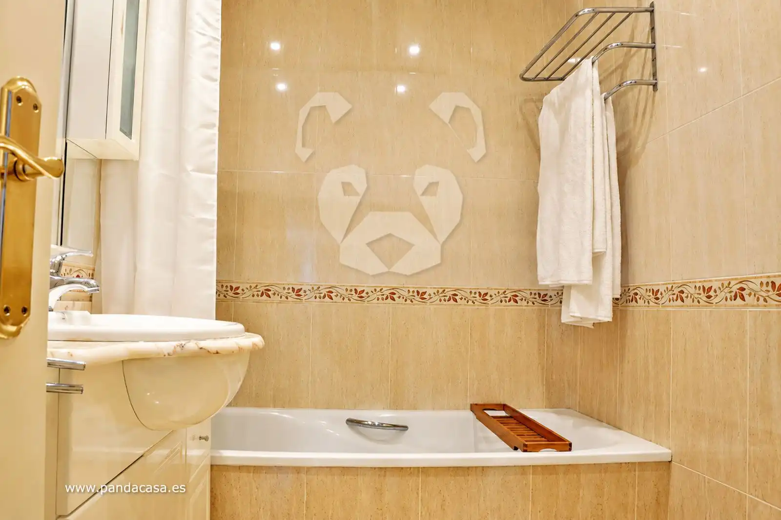 Badezimmer von Wohnung zur Miete in Madrid mit Klimaanlage, Heizung und Schwimmbad