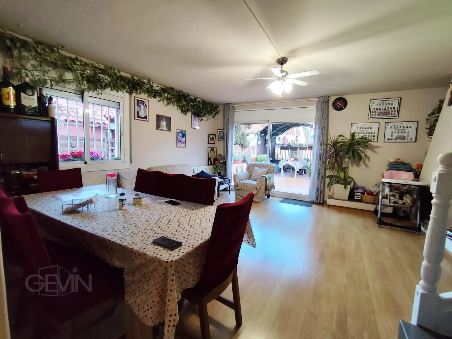 Sala d'estar de Casa adosada en venda en Santa Perpètua de Mogoda amb Calefacció, Jardí privat i Terrassa