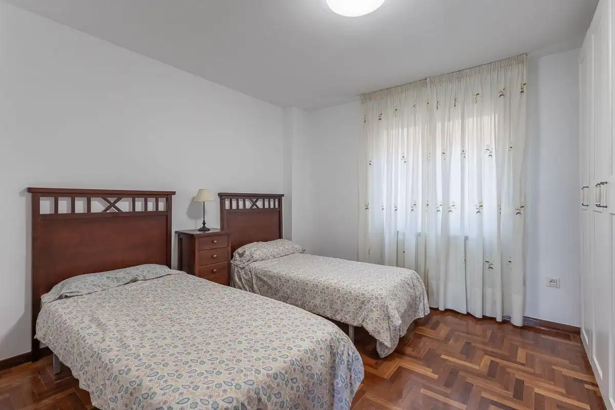 Dormitori de Pis de lloguer en Granada amb Aire condicionat, Calefacció i Balcó