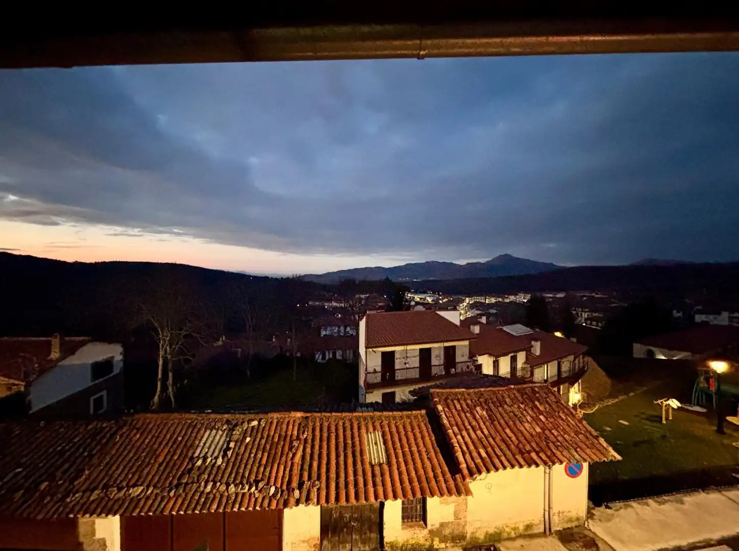 Vista exterior de Casa o chalet en venta en Candelario con Amueblado, Balcón y Alarma