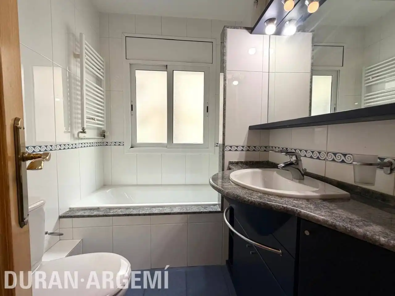 Badezimmer von Dachboden zum Verkauf in Terrassa mit Möbliert und Balkon