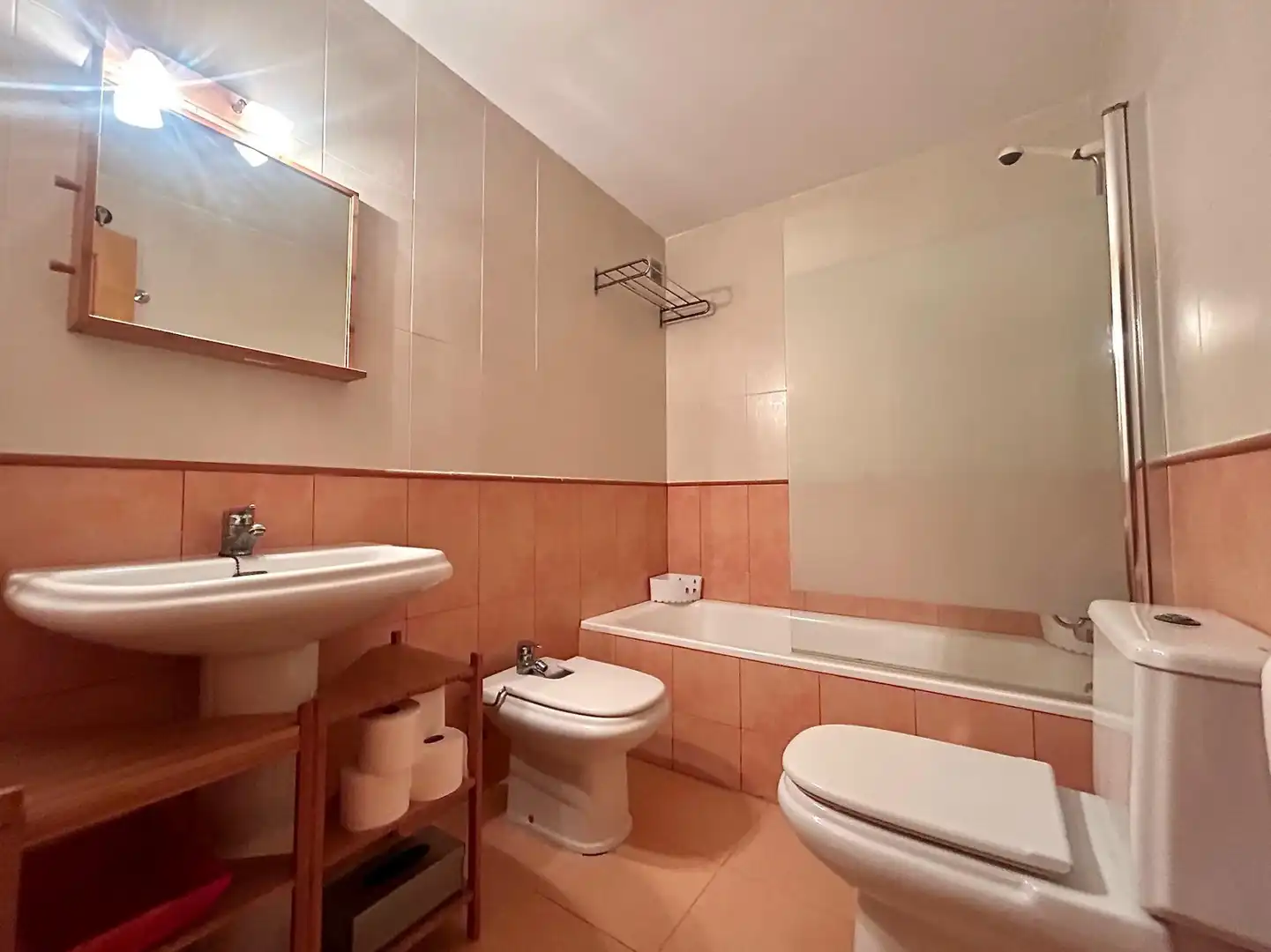 Baño de Piso en venta en Roquetas de Mar con Terraza, Amueblado y Piscina comunitaria