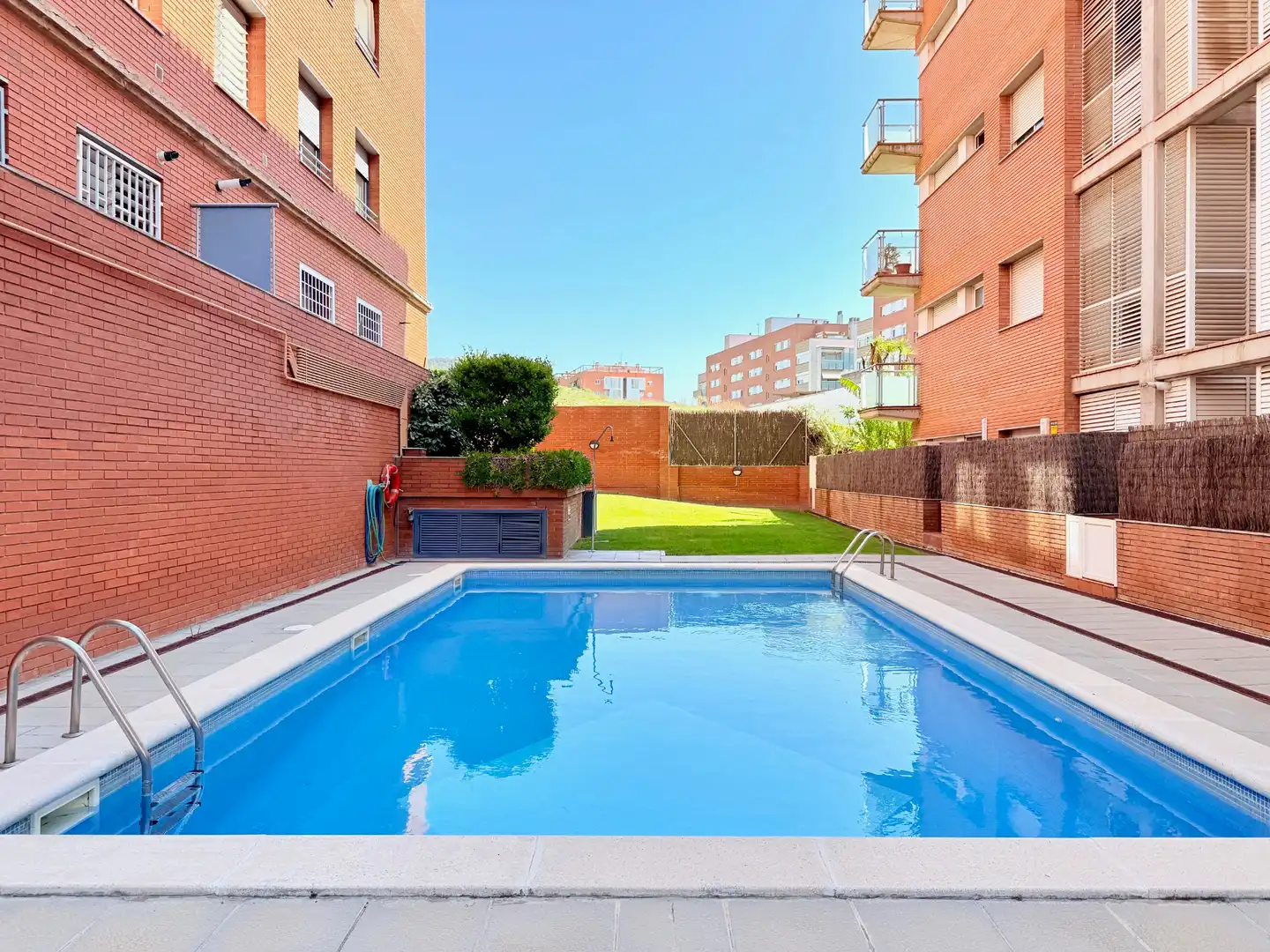 Piscina de Piso en venta en Sant Feliu de Llobregat con Aire acondicionado, Calefacción y Parquet