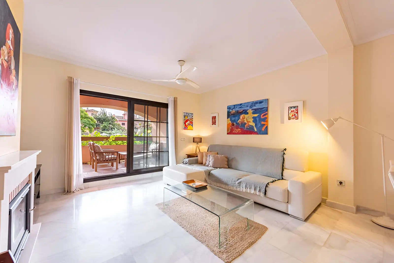 Wohnzimmer von Erdgeschoss zum Verkauf in Estepona mit Klimaanlage, Terrasse und Abstellraum