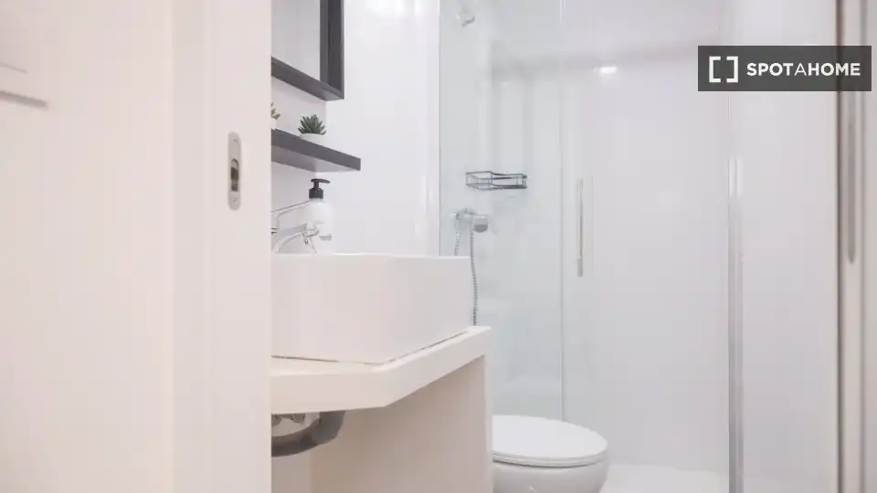 Badezimmer von Wohnung zur Miete in Madrid mit Klimaanlage, Heizung und Möbliert