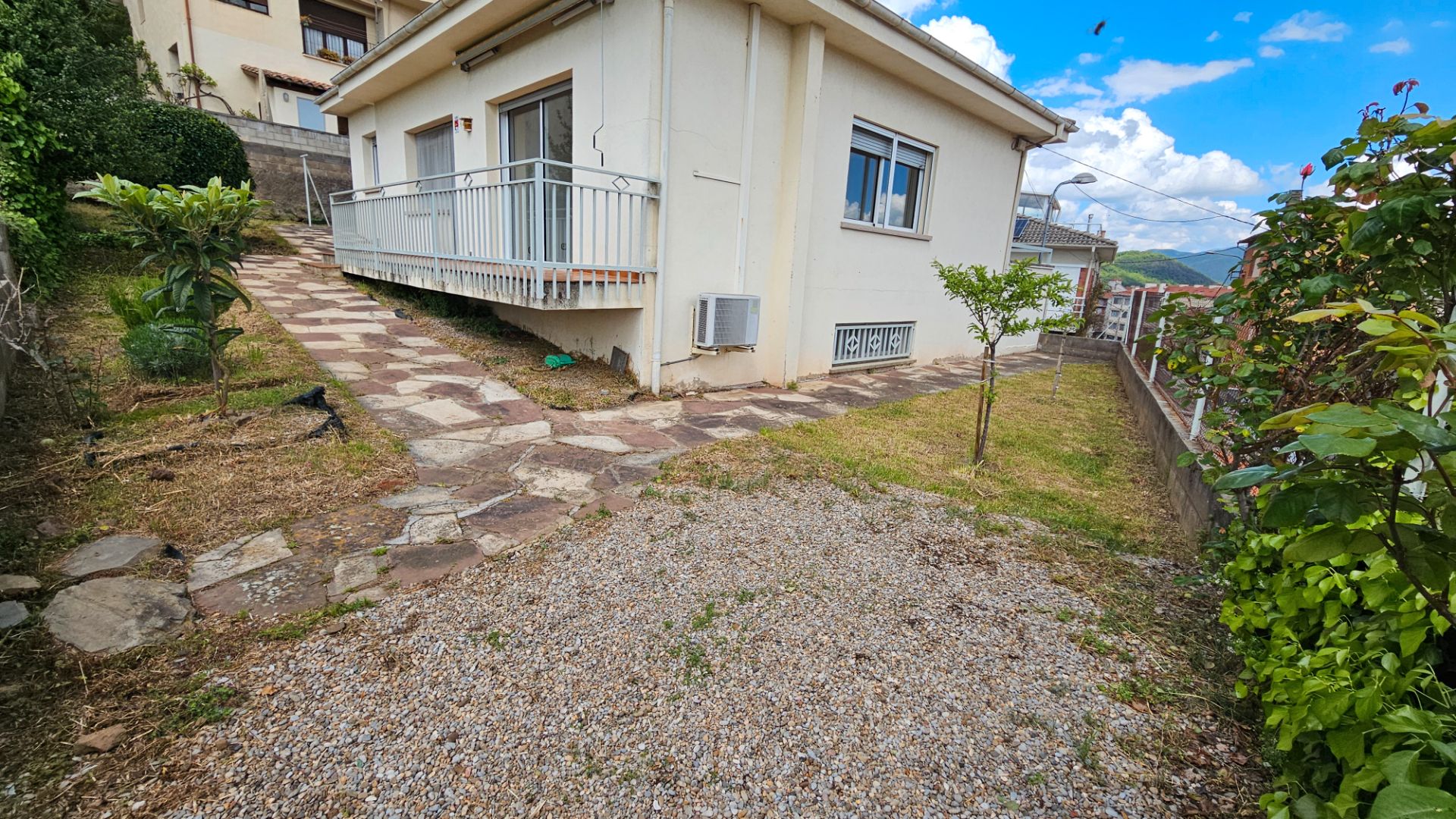 Vista exterior de Casa o xalet en venda en Olot amb Jardí privat i Terrassa