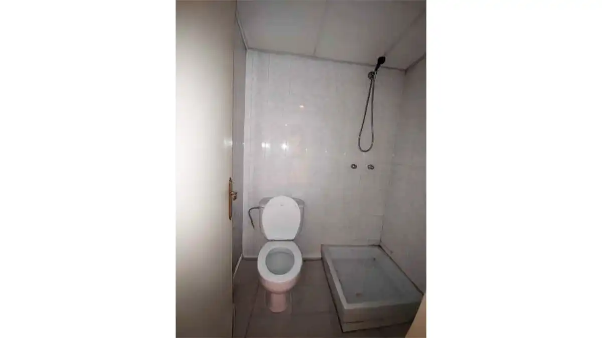 Badezimmer von Fabrikhallen zum Verkauf in Bedia
