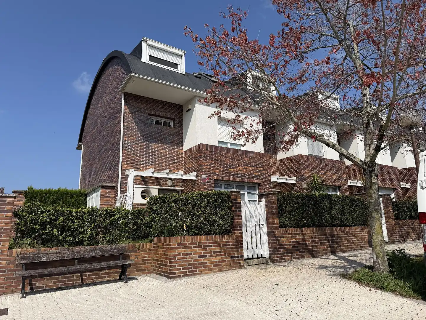 Vista exterior de Casa adosada en venta en Lasarte-Oria con Calefacción, Jardín privado y Parquet