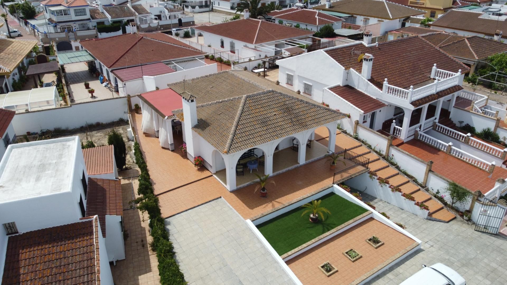 Außenansicht von Haus oder Chalet zum Verkauf in Almonte mit Terrasse