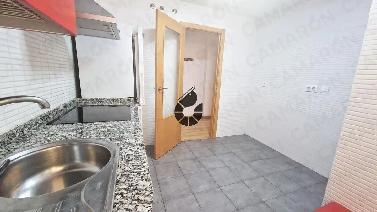 Cocina de Piso en venta en Coria del Río con Jardín privado, Trastero y Piscina