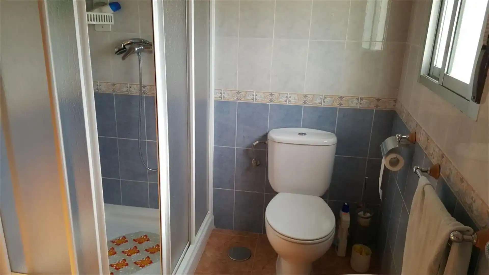 Baño de Casa adosada en venta en Valdeverdeja con Amueblado, Lavadora y Microondas