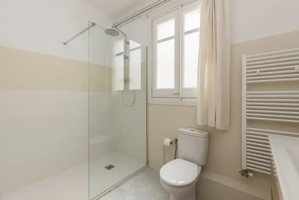 Baño de Apartamento en venta en Barcelona con Calefacción, Parquet y Balcón