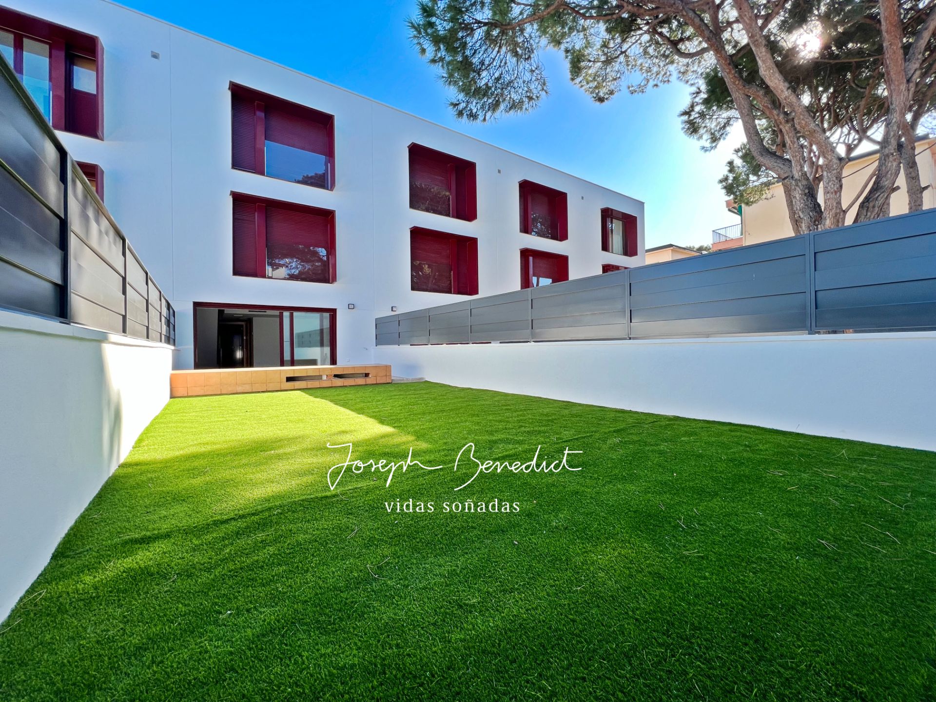 Vista exterior de Casa o xalet en venda en Castelldefels amb Aire condicionat, Calefacció i Jardí privat
