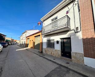 Vista exterior de Casa adosada en venda en Marchamalo amb Calefacció, Jardí privat i Terrassa