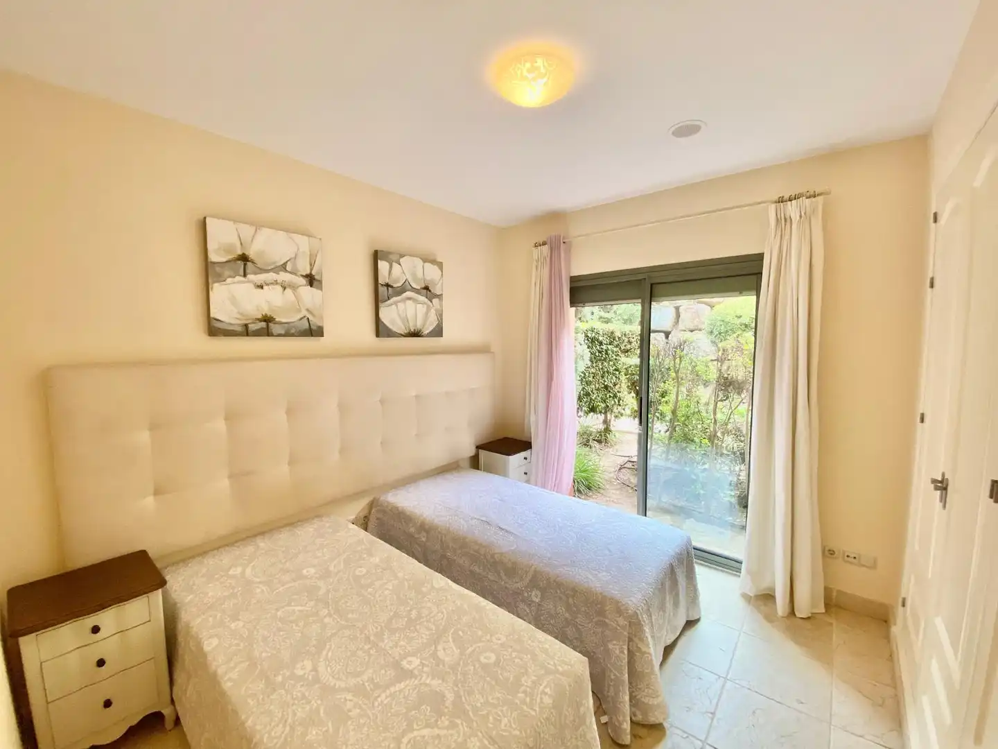 Habitación de Apartamento de alquiler en Estepona con Aire acondicionado, Calefacción y Jardín privado