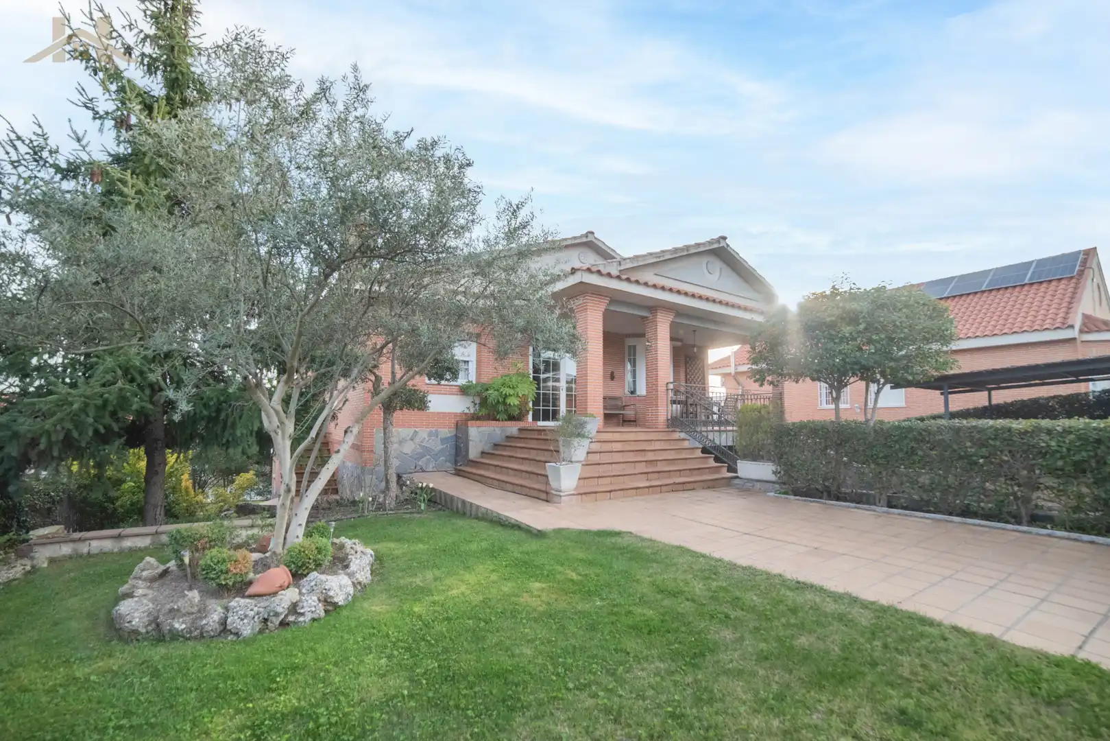 Vista exterior de Casa o xalet en venda en Sevilla la Nueva amb Calefacció, Jardí privat i Terrassa