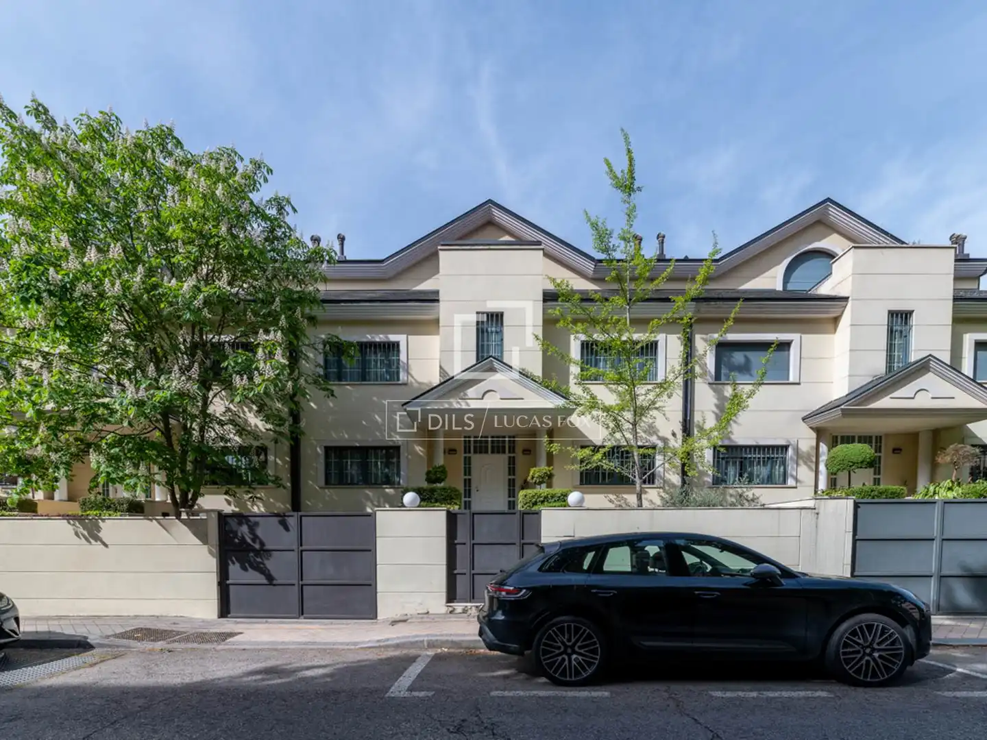 Vista exterior de Casa o chalet en venta en Madrid con Aire acondicionado, Calefacción y Jardín privado