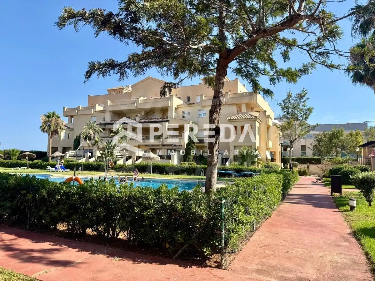 Vista exterior de Apartament en venda en Roquetas de Mar amb Piscina comunitària