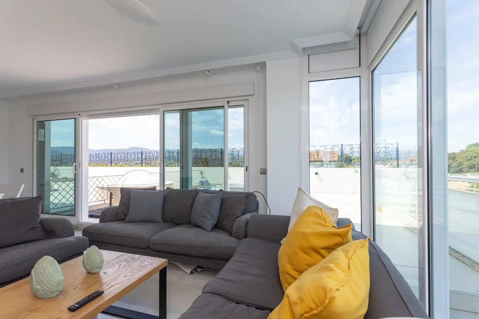 Sala de estar de Piso en venta en San Vicente de la Barquera con Calefacción, Terraza y Piscina comunitaria