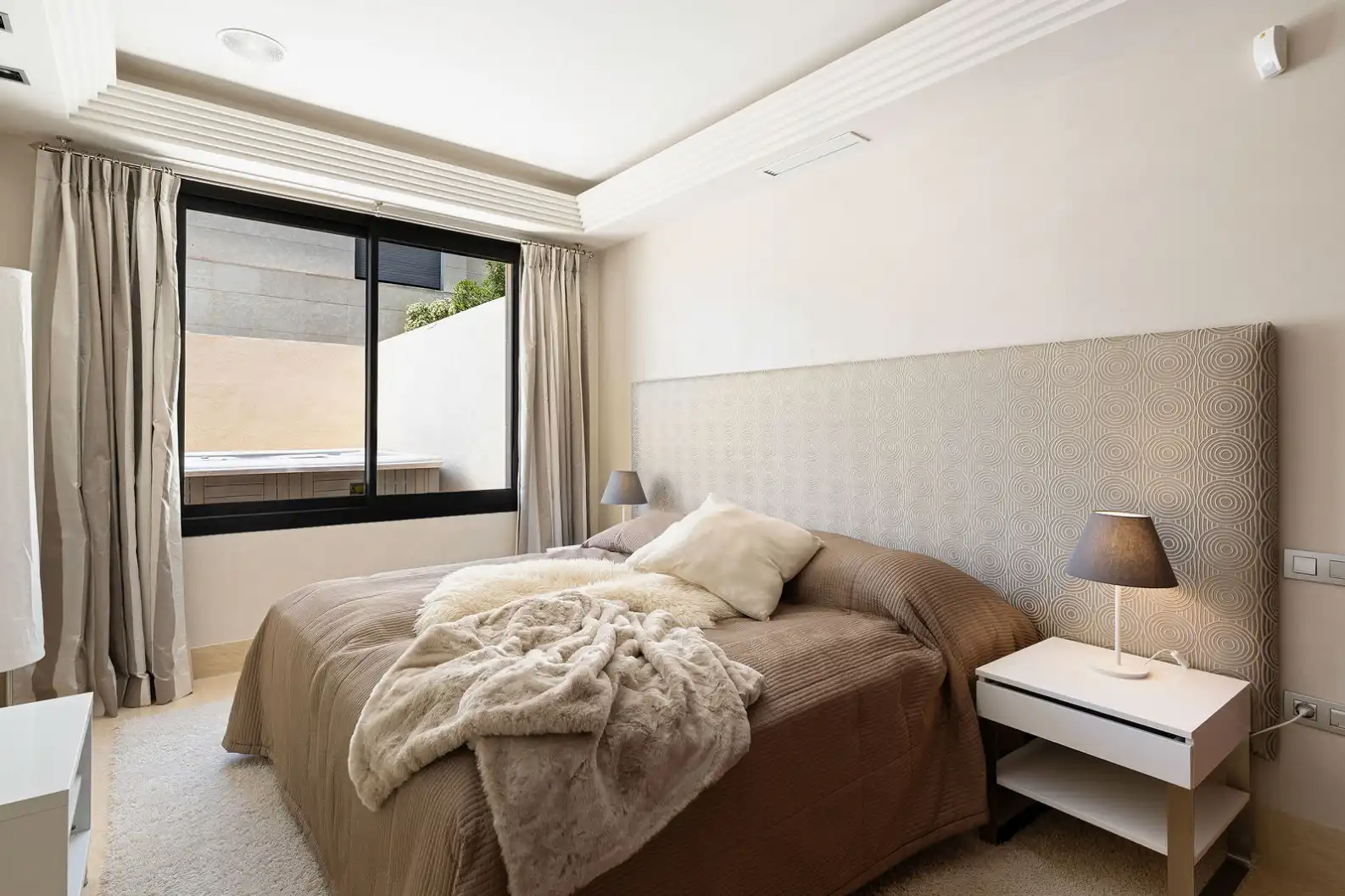 Habitación de Apartamento en venta en Marbella con Aire acondicionado, Terraza y Piscina
