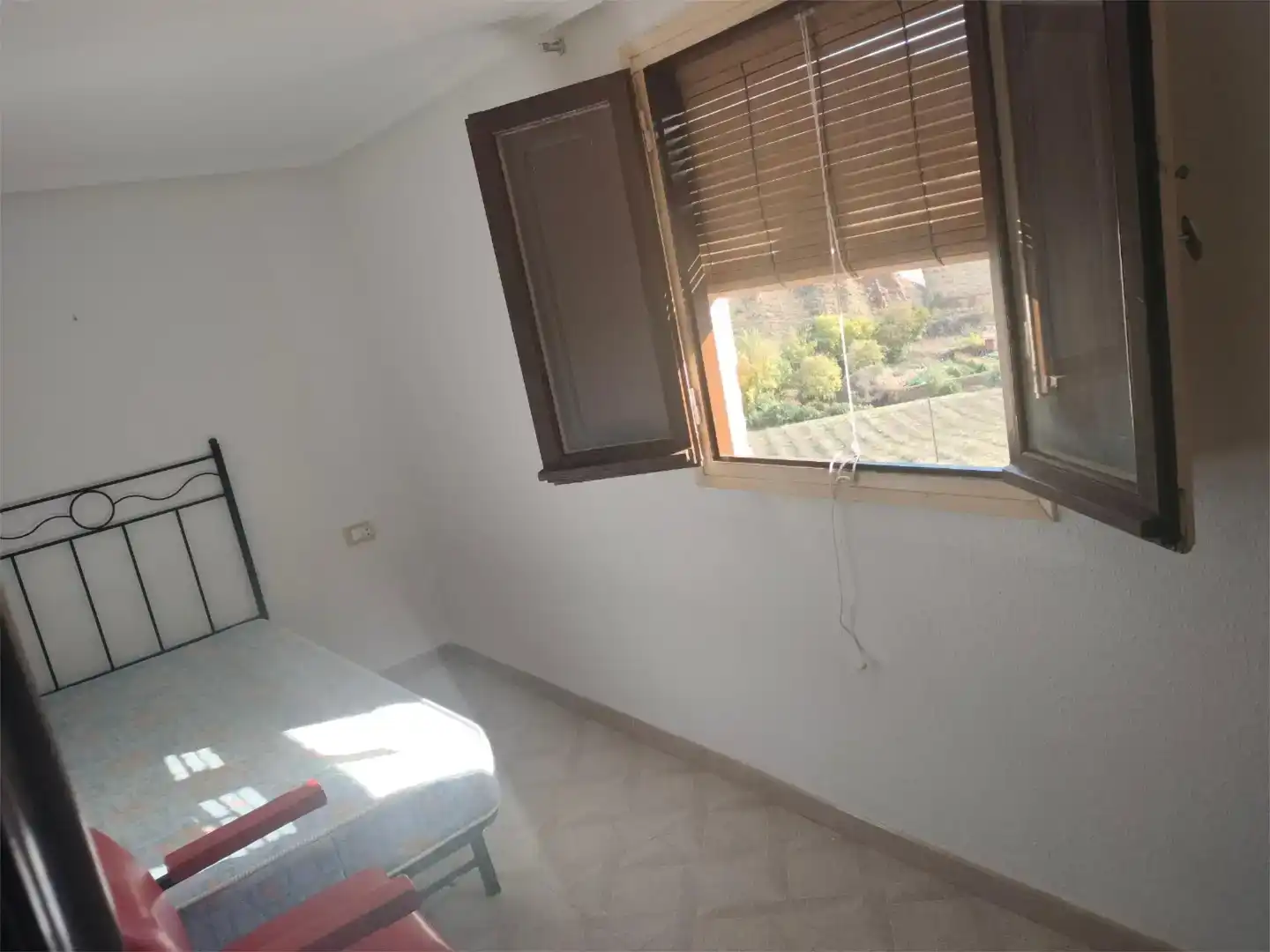 Habitación de Casa adosada en venta en La Vilueña con Jardín privado, Trastero y Amueblado