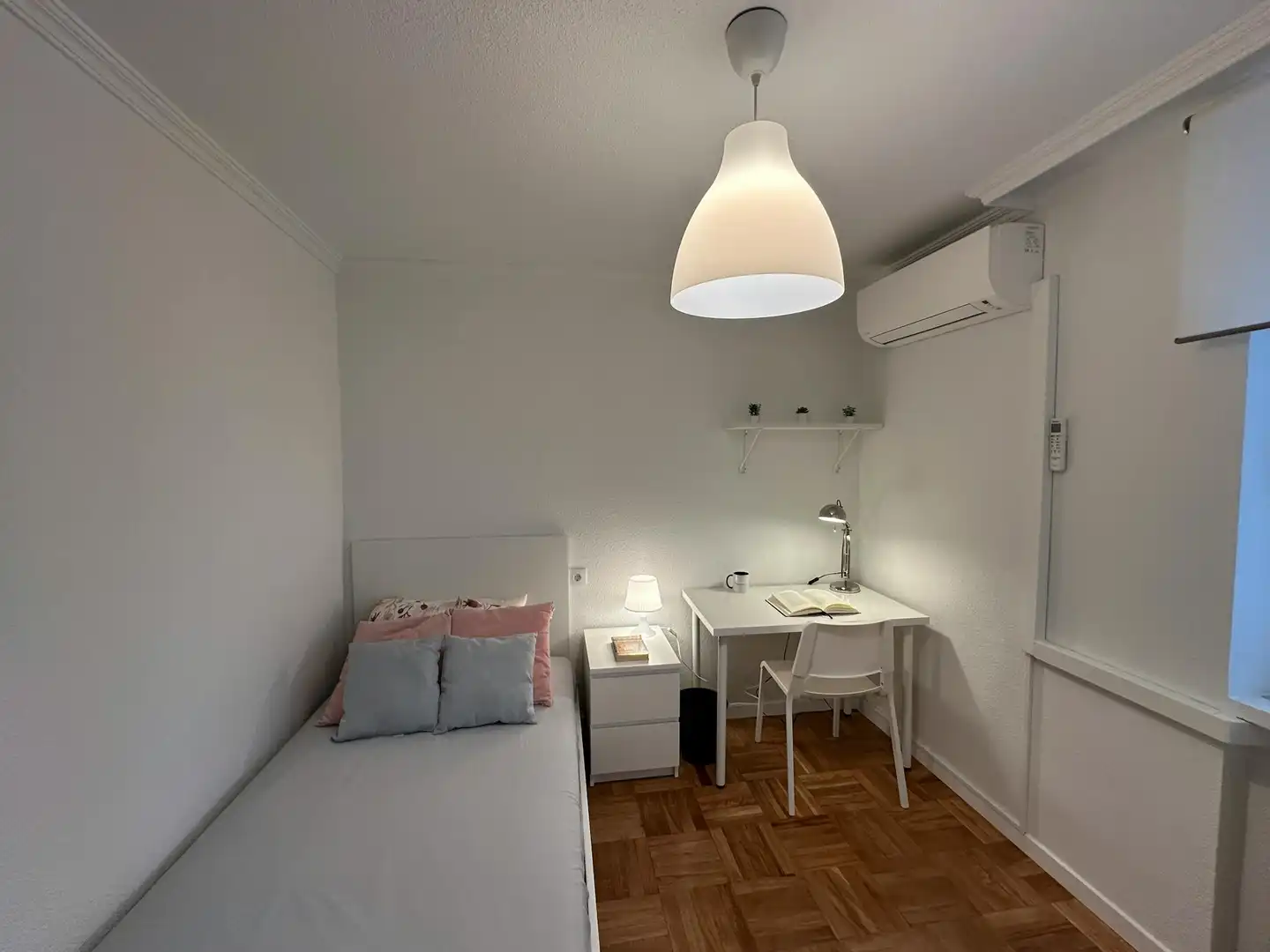 Schlafzimmer von Wohnung zur Miete in Madrid mit Klimaanlage, Heizung und Möbliert