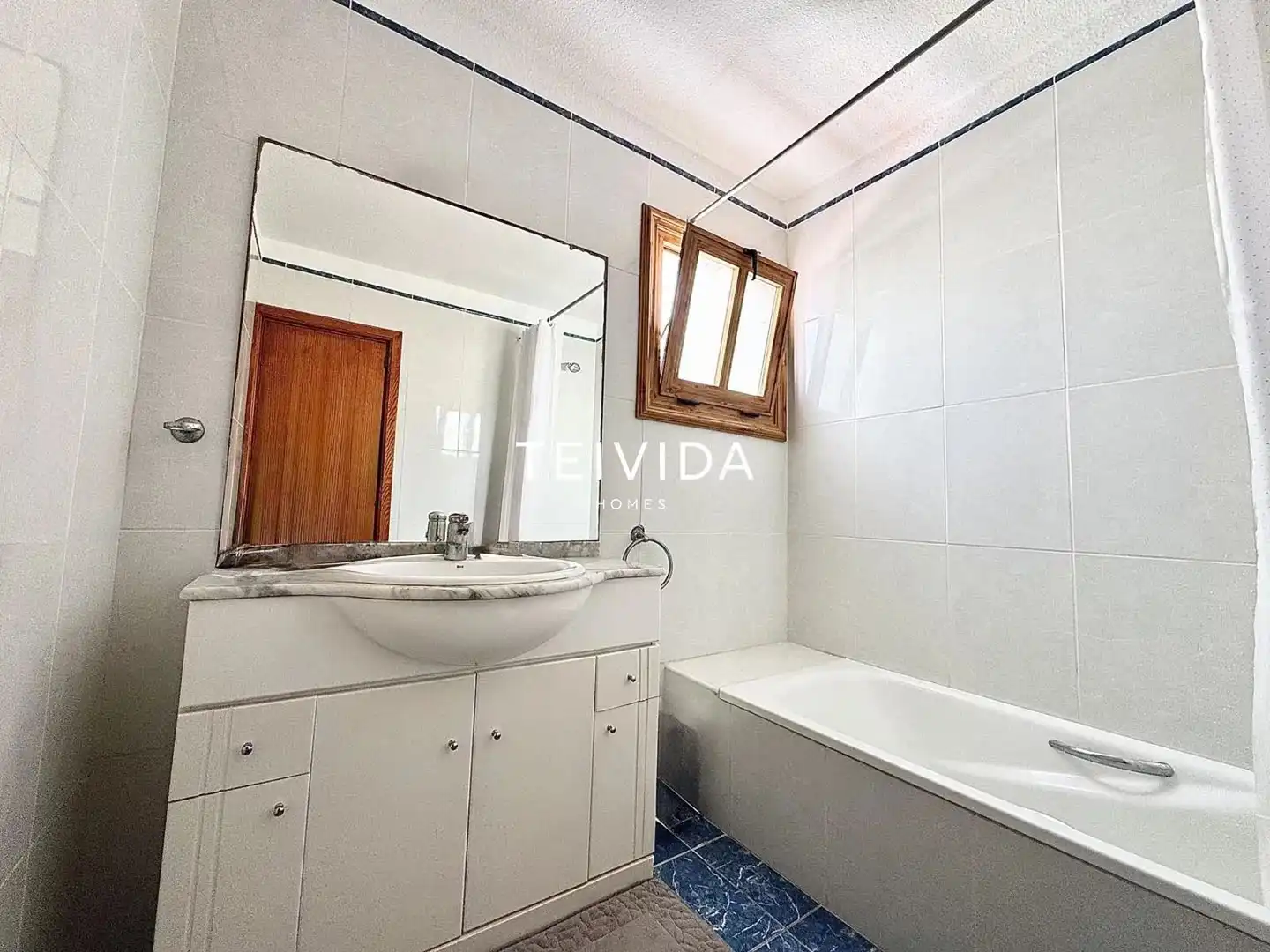 Baño de Piso en venta en Arona con Terraza, Piscina y Piscina comunitaria