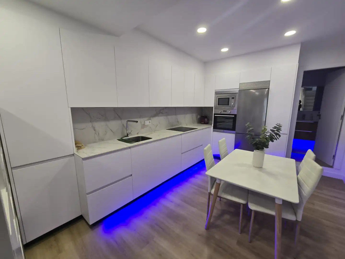 Cuina de Apartament en venda en Vigo  amb Moblat, Forn i Microones
