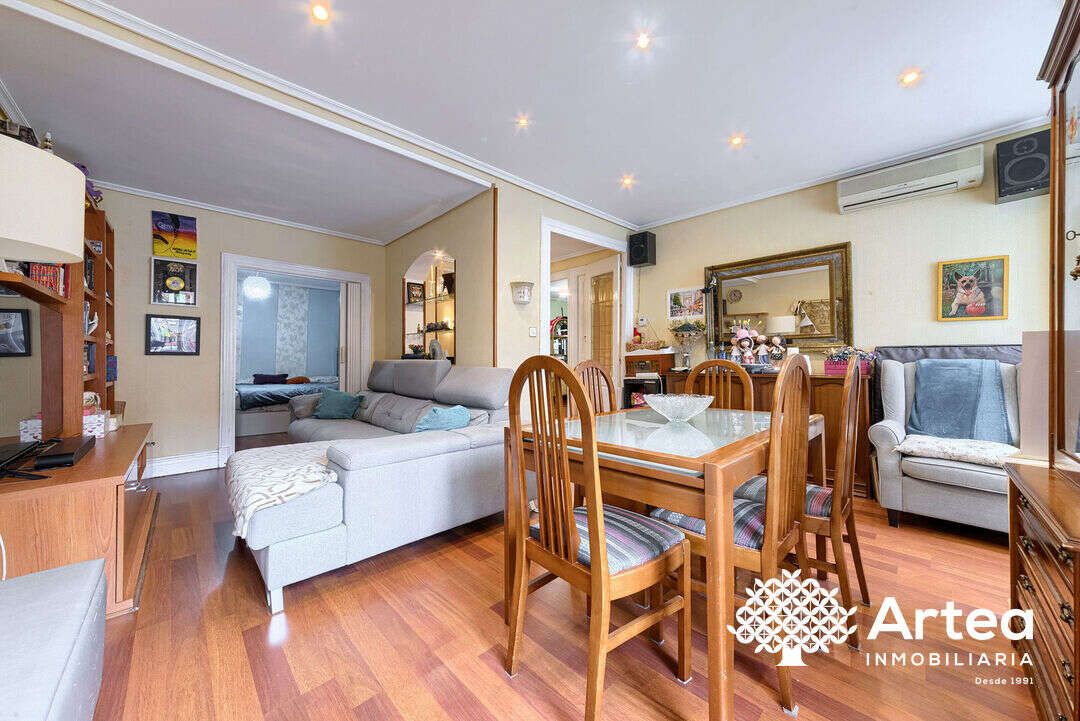 Menjador de Pis en venda en Bilbao  amb Calefacció, Moblat i Balcó