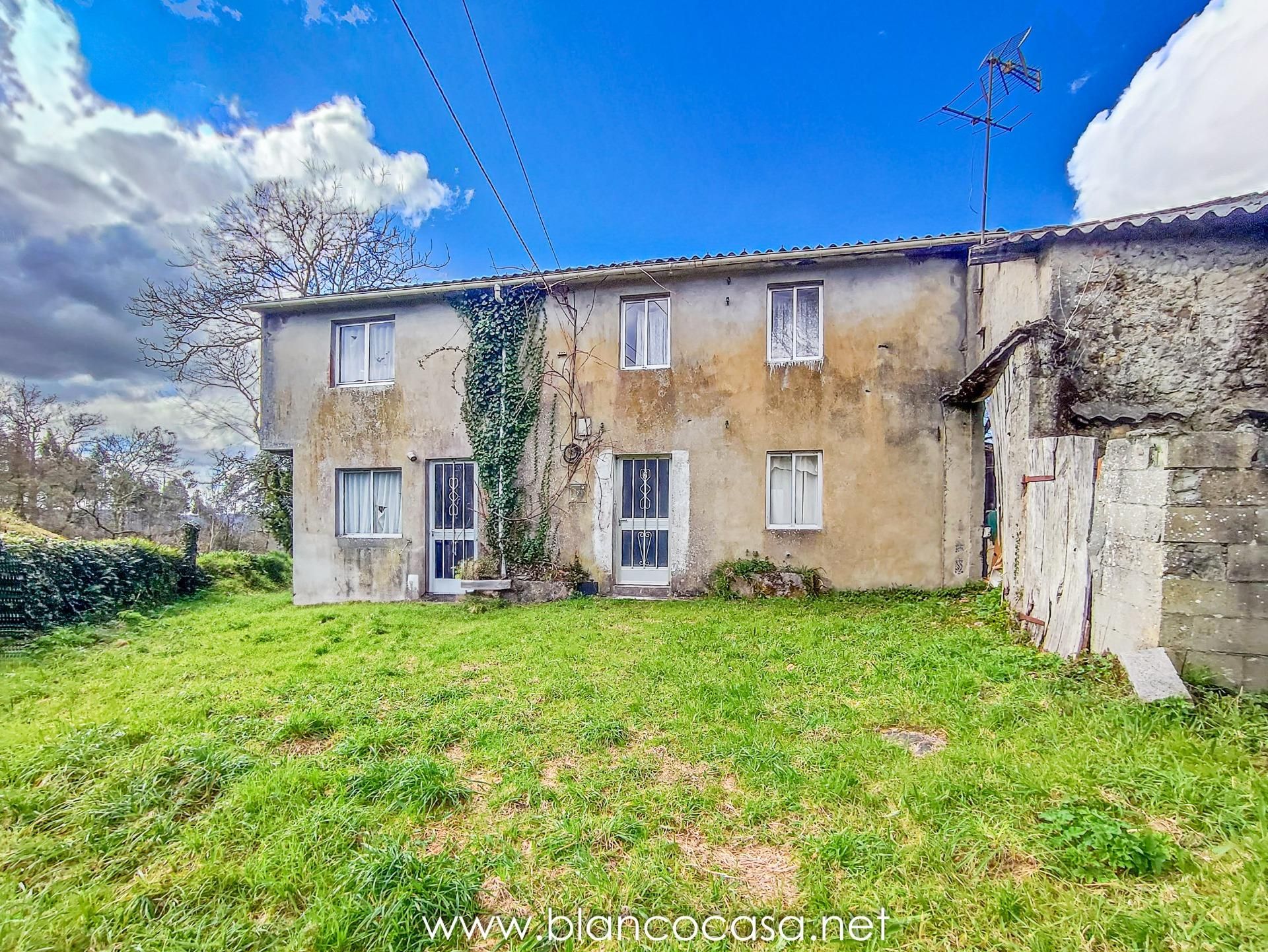 Vista exterior de Casa o xalet en venda en Carballo amb Calefacció, Jardí privat i Traster